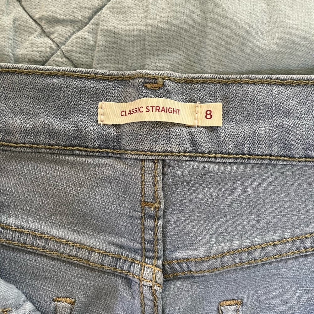 Levis Classic Straight in Light Wash Size 8 - Picture 3 of 10